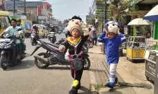 Balada Dua Bocah Pengamen Boneka dari Banjaran Kabupaten Bandung
