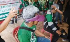 Dukung Ganjar, Ratusan Driver Ojol Cat Rambut Berwarna Putih