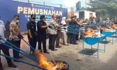 Bea Cukai Cirebon Musnahkan Belasan Juta Rokok Ilegal dan  Ratusan Ribu liter Mihol Ilegal