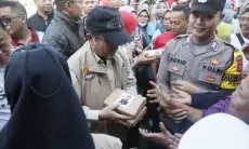 Gunakan Sepeda Motor, Bupati Cirebon Mubeng Bersama Forkopimda Bagikan Ratusan Paket Sembako