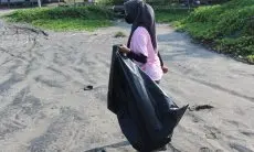 Tarik Wisatawan, Srikandi Ganjar Jabar Bersih-Bersih Pantai di Cianjur