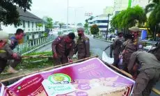 Pemkot Bandung Kembali Turunkan Puluhan Reklame Ilegal