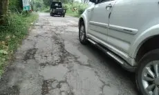 Akses Jalan Dago Giri di Desa Pageurwangi Rusak Parah, Pengusaha Wisata dan Masyarakat Khawatir Ancam Keselamatan Pengguna