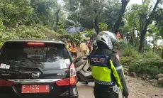 Petugas Gabungan Masih Berupaya Buka Jalan Yang Terputus Akibat Longsor Secara Manual di Cianjur