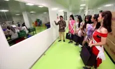 FOTO: Finalis Miss Universe Jabar Kunjungi Pabrik Kosmetik di Bandung
