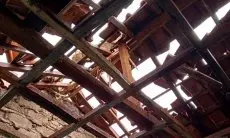Atap Rumah Warga Cisalak Jebol Tersambar Petir, Penghuni Sempat Dilarikan ke UGD