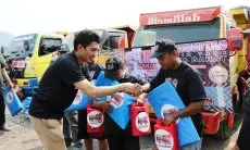 Sopir Truk Dukung Ganjar Beri Bantuan Oli dan Terpal Gratis kepada Pengemudi di Cirebon