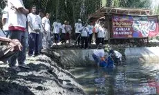 Nelayan Balad Ganjar Berikan Bibit Ikan Mujair Kepada Kelompok Pelaut di Pangandaran 