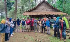 Saka Kencana dan Genre Jabar Peringati Harganas dengan Cara Berbeda, Gelar Ekspedisi Pengibaran Bendera di Puncak Gunung Ciremai