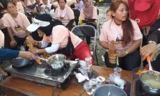 Mak Ganjar Jabar Ajarkan Ibu-Ibu Cirebon Membuat Jamu Tradisonal