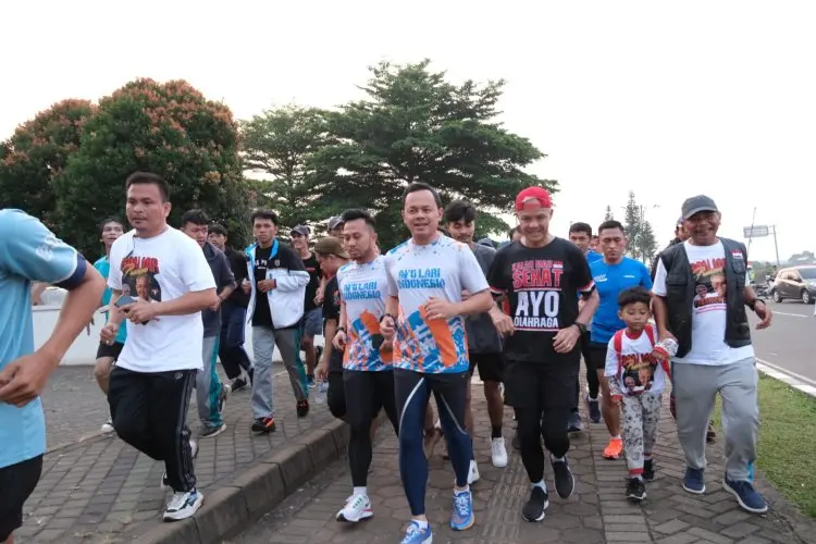 Bareng Istri, Ganjar Lari Pagi di Stadion Pakansari