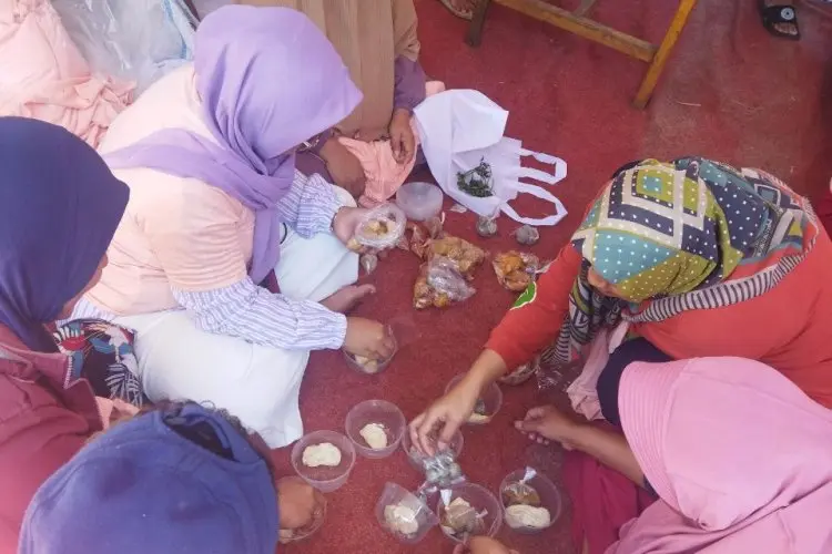 Mak Ganjar Beri Pelatihan Ibu-Ibu Cara Pembuatan Bakso Aci