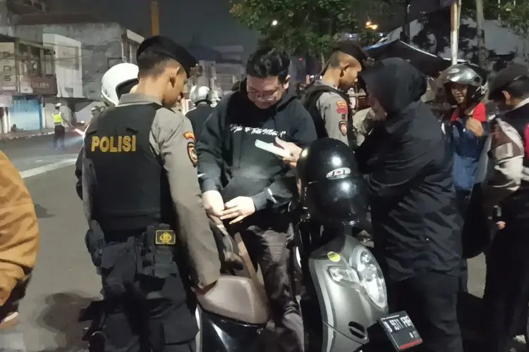 Dini Hari Tadi, Polisi Amankan Benda Mirip Senjata di Tegalega