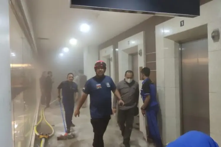 Lippo Plaza Ekalokasari Terbakar, 5 Satpam Dievakuasi ke Rumah Sakit