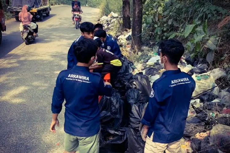 Bikin Bangga, Peduli Lingkungan Sekelompok Pemuda di KBB Inisiatif Bersihkan Sampah di Batujajar