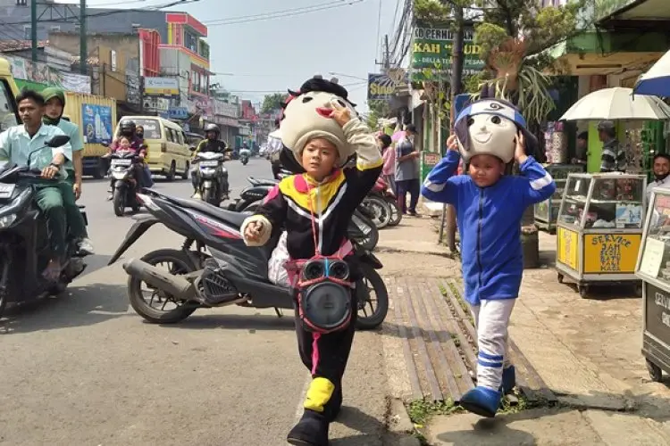 Balada Dua Bocah Pengamen Boneka dari Banjaran Kabupaten Bandung