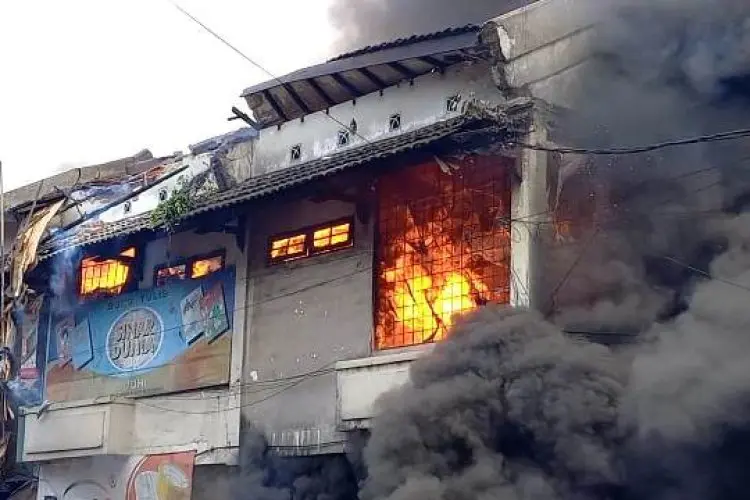 Empat Ruko di Pasar Caringin Hangus Terbakar