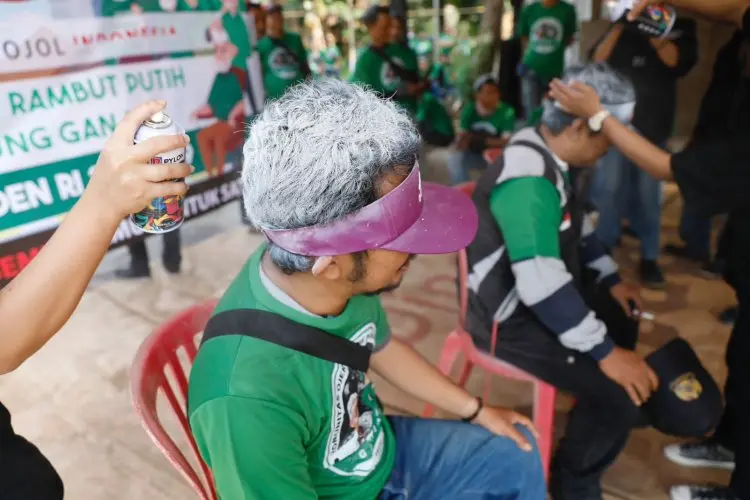 Dukung Ganjar, Ratusan Driver Ojol Cat Rambut Berwarna Putih