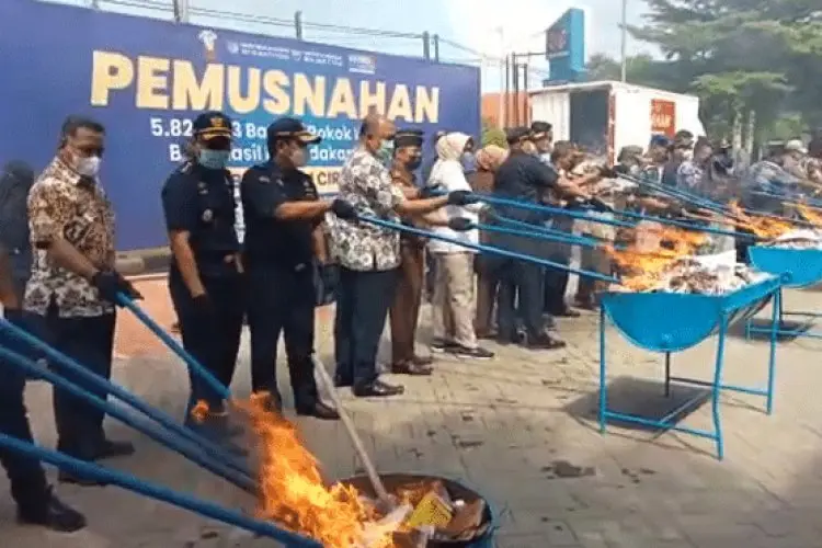 Bea Cukai Cirebon Musnahkan Belasan Juta Rokok Ilegal dan  Ratusan Ribu liter Mihol Ilegal