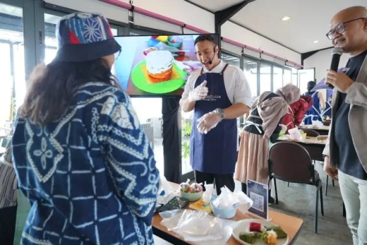 First Media Hadirkan First Rewards di Kota Bandung melalui Aktivitas Cake Decorating Class