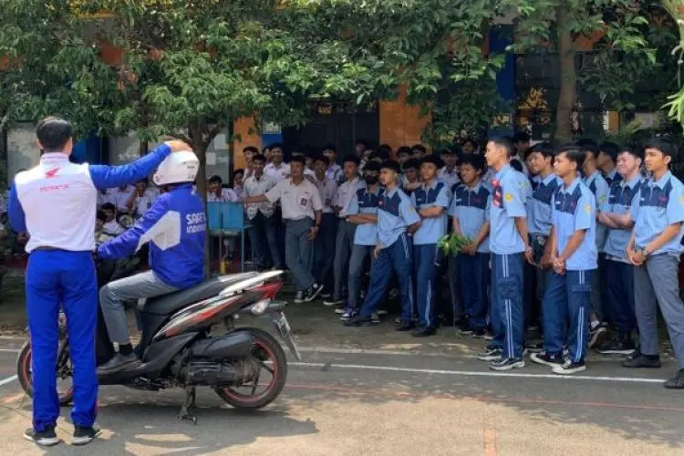 DAM Bagikan Tips Berkendara Motor yang Aman untuk Anak Sekolah