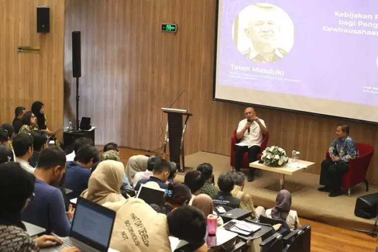 FOTO: Teten Masduki Beri Kuliah Umum di SBM ITB