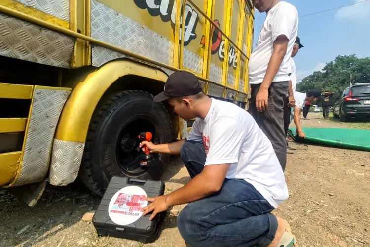 KST Beri Bantuan Untuk Sopir Truk di Sukabumi