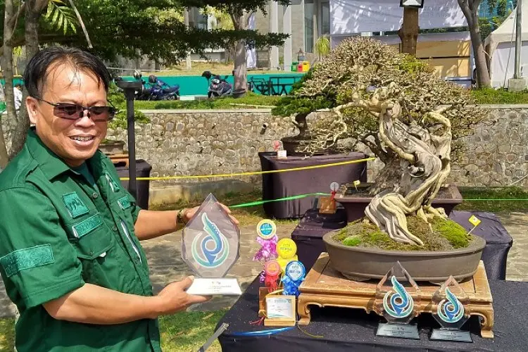 Lebih Dekat Dengan Tedi Priatna Guru Besar UIN yang Juga Penghobi Tanaman Hias Bonsai