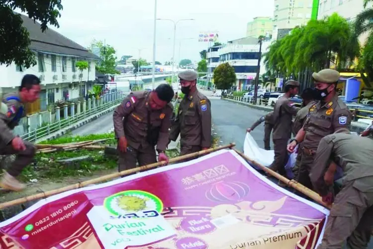 Pemkot Bandung Kembali Turunkan Puluhan Reklame Ilegal