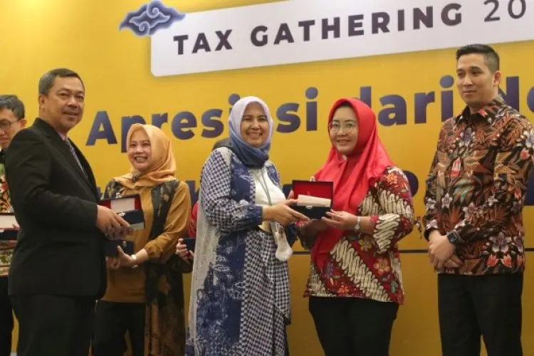 KPP Madya Bandung Berikan Penghargaan kepada 10 Wajib Pajak Terbaik Pelaporan Tepat Waktu
