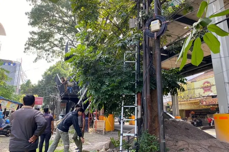 Bersihkan Kabel Semrawut, Diskominfo Cimahi Rapikan 15 KM Kabel Udara Selama Setahun