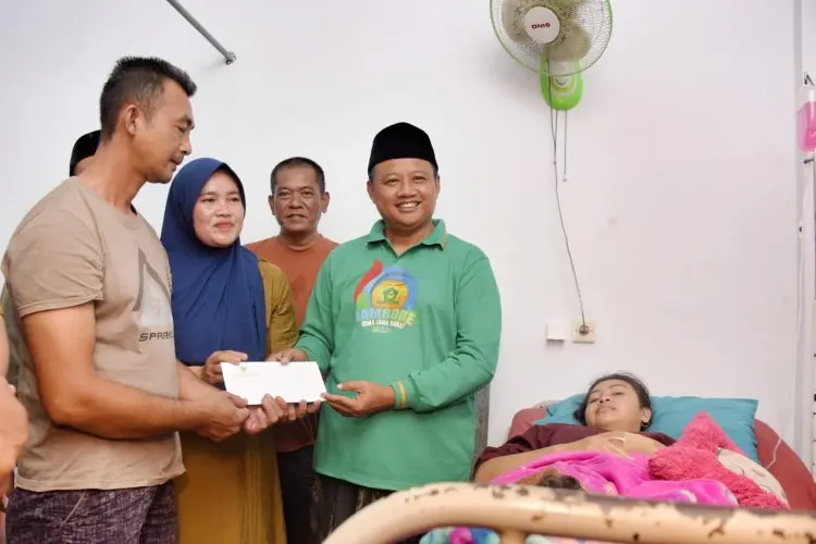 Wagub Uu Ruzhanul Jenguk Siswi SMK di Ciamis yang Diserang Orang Tak Dikenal 