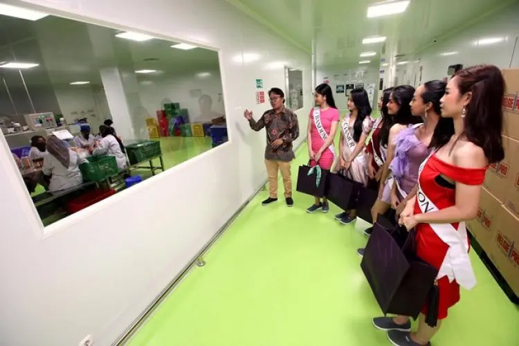 FOTO: Finalis Miss Universe Jabar Kunjungi Pabrik Kosmetik di Bandung