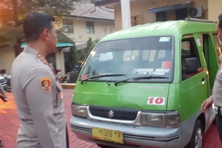 Polisi Akhirnya Tilang Angkot Viral Yang Lawan Arus