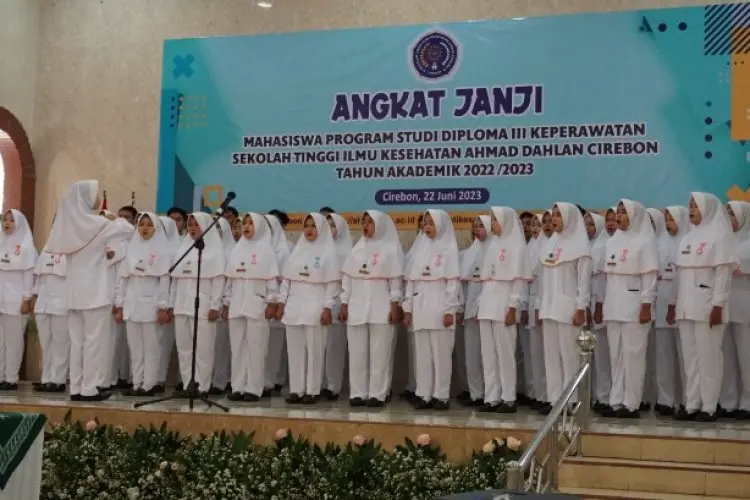 STIKes Ahmad Dahlan Cirebon Lepas 52 Mahasiswa Usai Angkat Janji