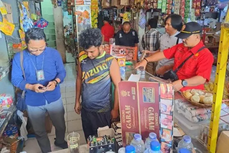 Satpol PP Kota Bogor Bersama Petugas Gabungan Sita Ratusan Rokok Ilegal Tanpa Cukai di Sejumlah Warung Perbatasan Kabupaten/Kota
