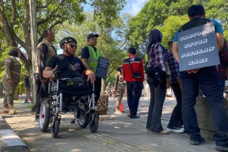 Berbagai Komunitas Audit Trotoar Inklusi Kota Bandung