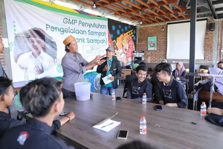 Ganjar Muda Padjajaran Ajak Pemuda Bandung Kelola Sampah dengan Maggot 