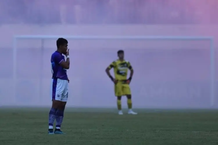 Luis Milla Sesalkan Adanya Flare Saat Persib Berhadapan dengan PSS Sleman