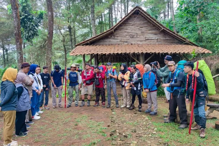 Saka Kencana dan Genre Jabar Peringati Harganas dengan Cara Berbeda, Gelar Ekspedisi Pengibaran Bendera di Puncak Gunung Ciremai