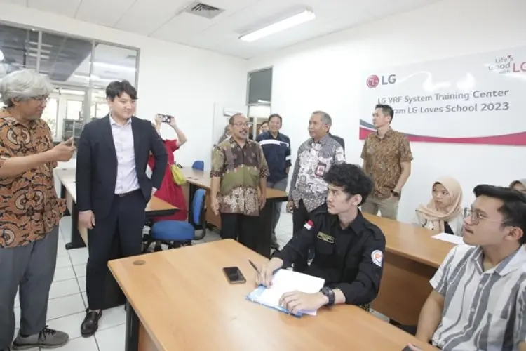 LG Loves School Dukung Peningkatan Kualitas Ruang Belajar di Politeknik Negeri Bandung