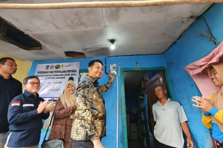 PLN Sambung Listrik Gratis Bantuan Pemerintah ke 2.129 Keluarga di KBB