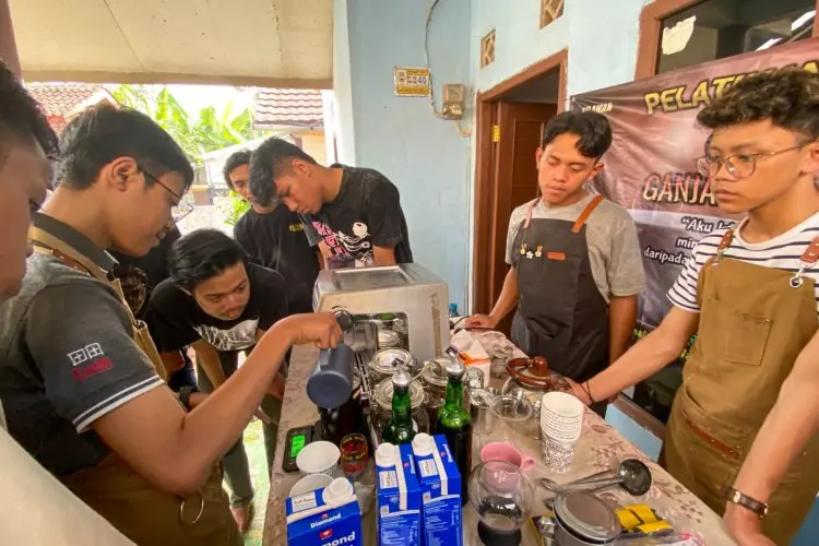 Ganjar Sejati Latih Masyarakat Bandung Barat Jadi Barista Kopi