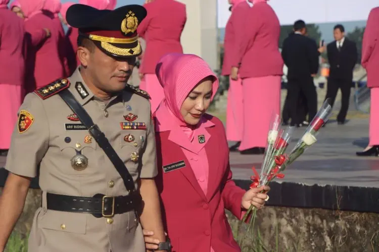 Peringati Hari Bhayangkara ke-77, Kapolresta Cirebon Pimpin Ziarah dan Tabur Bunga di TMP Gegunung