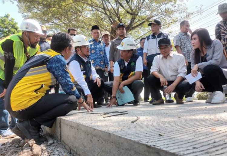 Bupati Cirebon Tinjau Langsung Peningkatan Jalan yang Rusak