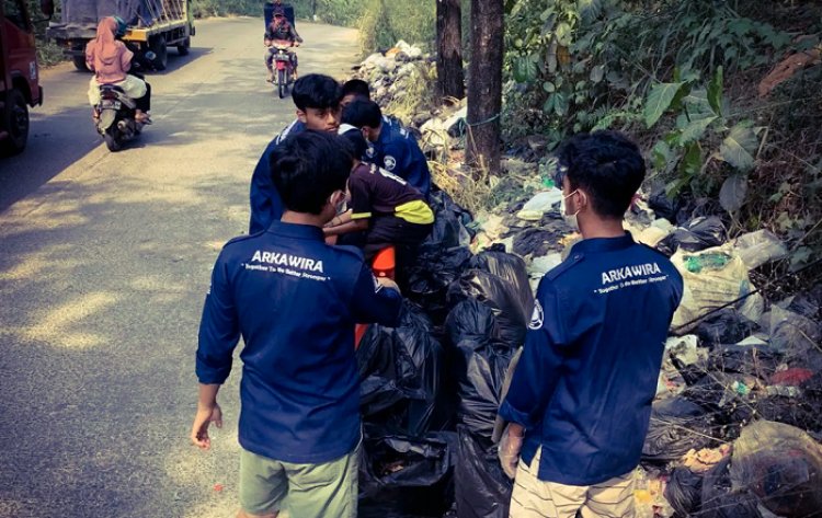 Bikin Bangga, Peduli Lingkungan Sekelompok Pemuda di KBB Inisiatif Bersihkan Sampah di Batujajar
