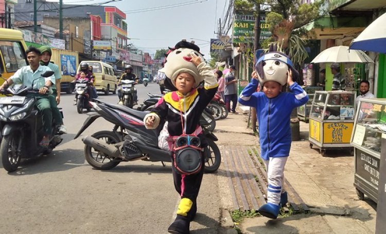 Balada Dua Bocah Pengamen Boneka dari Banjaran Kabupaten Bandung