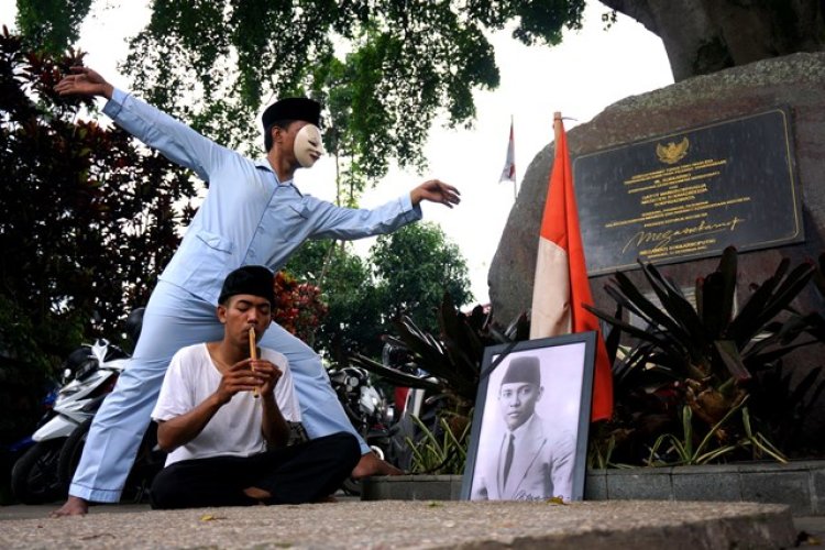 FOTO: Aksi Mengenang Soekarno dengan Menari Selama 6 Jam