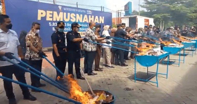 Bea Cukai Cirebon Musnahkan Belasan Juta Rokok Ilegal dan  Ratusan Ribu liter Mihol Ilegal