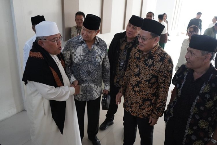 Kunjungi Ponpes Darul Ma'arif Rahayu Bandung, Prabowo dan Iwan Bule Disanjung